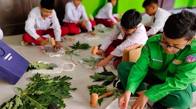 Kelas 5 Kenalkan Kreativitas Ramah Lingkungan Melalui Teknik Ecoprint “Pounding”